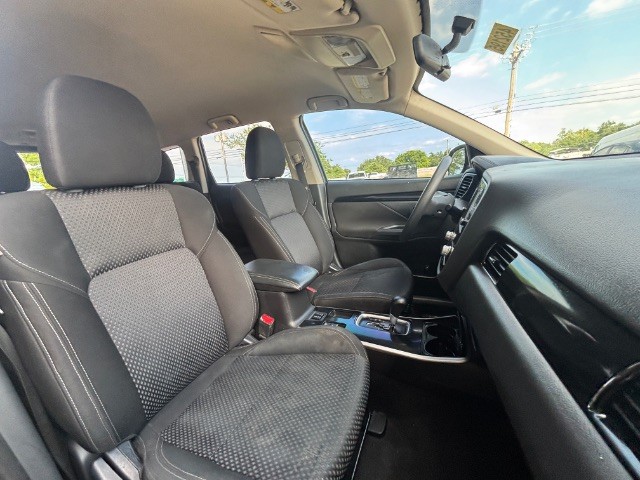 Mitsubishi Outlander Vehicle Full-screen Gallery Image 08