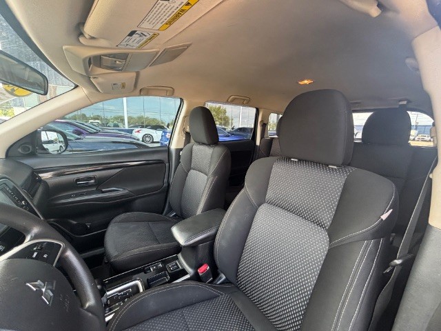 Mitsubishi Outlander Vehicle Full-screen Gallery Image 09