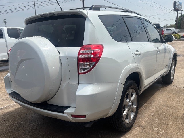 Toyota RAV4 Vehicle Full-screen Gallery Image 03