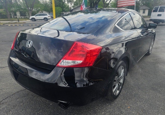 Honda Accord Coupe Vehicle Full-screen Gallery Image 02