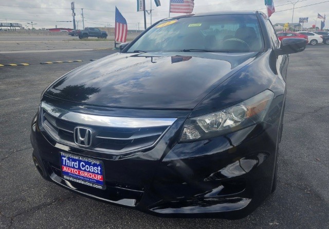 Honda Accord Coupe Vehicle Full-screen Gallery Image 03