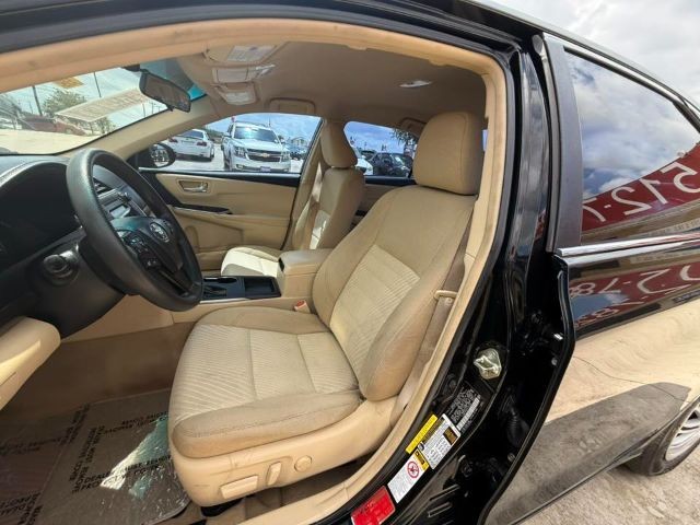 Toyota Camry Vehicle Full-screen Gallery Image 04