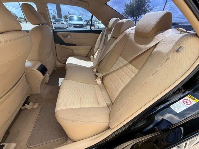 Toyota Camry Vehicle Full-screen Gallery Image 05