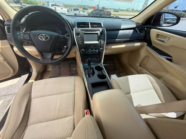 Toyota Camry Vehicle Full-screen Gallery Image 06