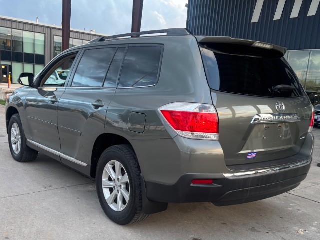 Toyota Highlander Vehicle Full-screen Gallery Image 04