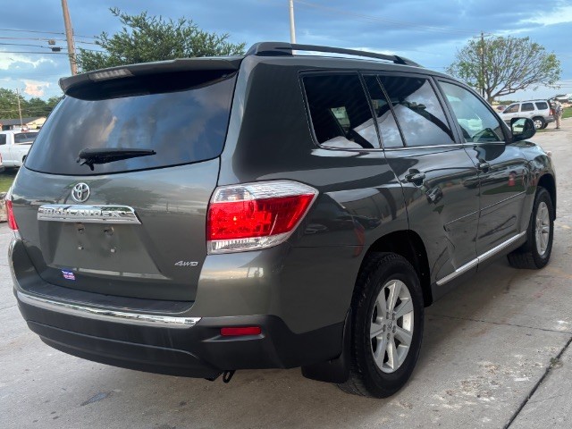 Toyota Highlander Vehicle Full-screen Gallery Image 05