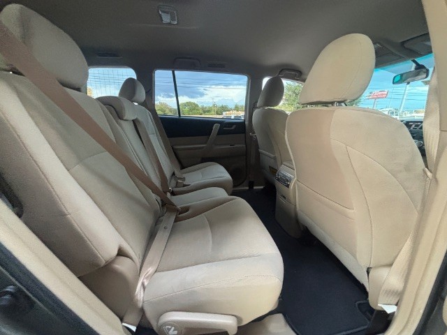 Toyota Highlander Vehicle Full-screen Gallery Image 07