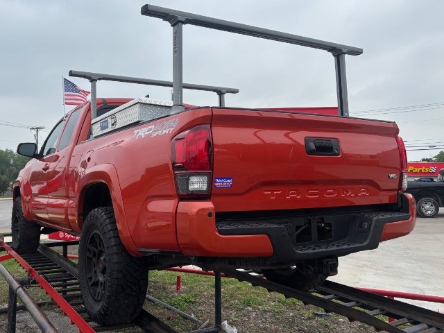 Toyota Tacoma Vehicle Full-screen Gallery Image 02