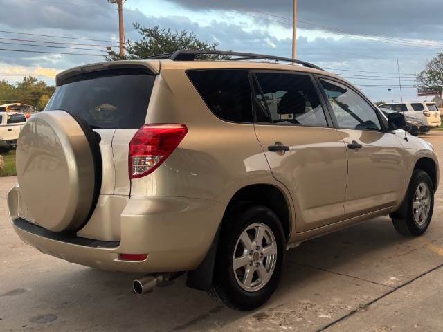 Toyota RAV4 Vehicle Full-screen Gallery Image 03