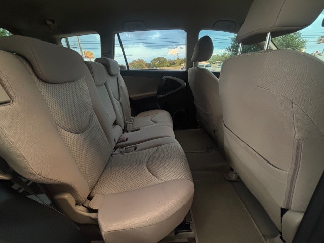Toyota RAV4 Vehicle Full-screen Gallery Image 05