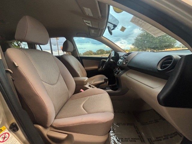 Toyota RAV4 Vehicle Full-screen Gallery Image 06