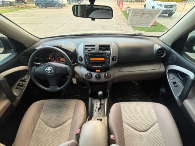 Toyota RAV4 Vehicle Full-screen Gallery Image 07