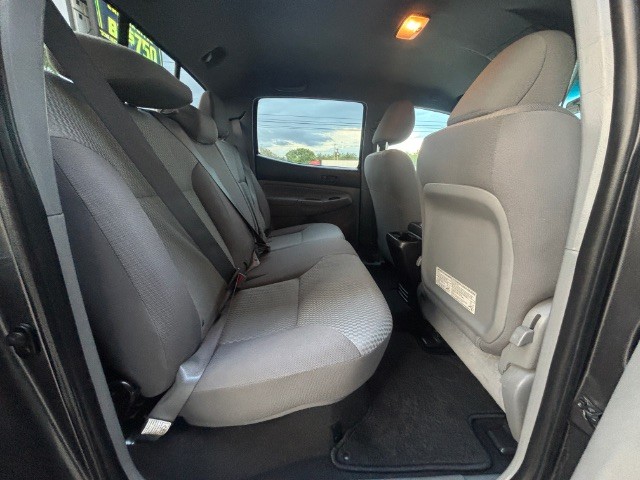 Toyota Tacoma Vehicle Full-screen Gallery Image 05
