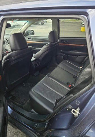 Subaru Outback Vehicle Full-screen Gallery Image 05