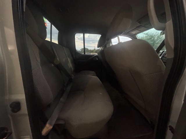 Nissan Frontier Vehicle Full-screen Gallery Image 06