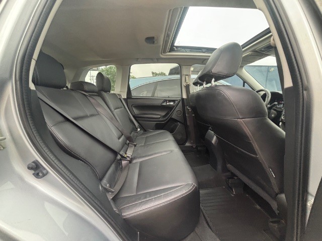 Subaru Forester Vehicle Full-screen Gallery Image 04