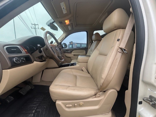 GMC Yukon XL Vehicle Full-screen Gallery Image 02