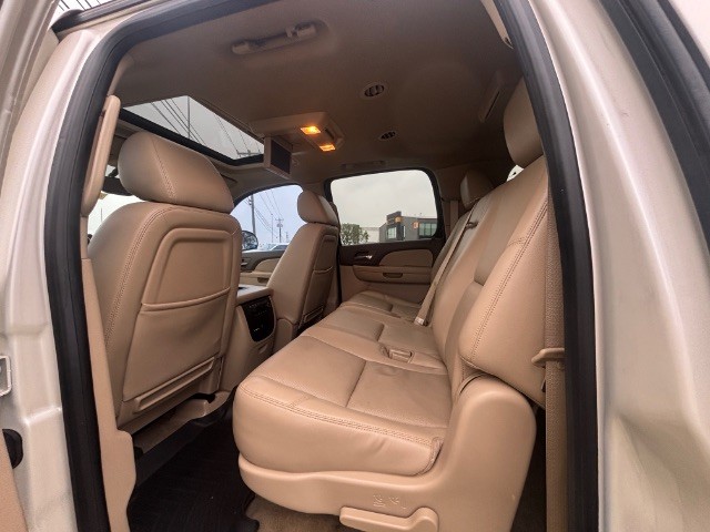 GMC Yukon XL Vehicle Full-screen Gallery Image 04