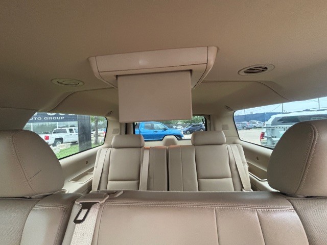 GMC Yukon XL Vehicle Full-screen Gallery Image 05