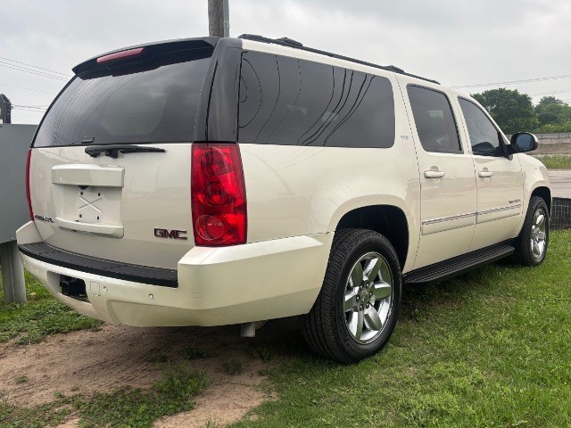 GMC Yukon XL Vehicle Full-screen Gallery Image 06