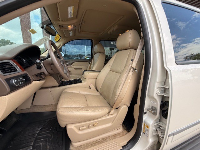 GMC Yukon XL Vehicle Full-screen Gallery Image 08