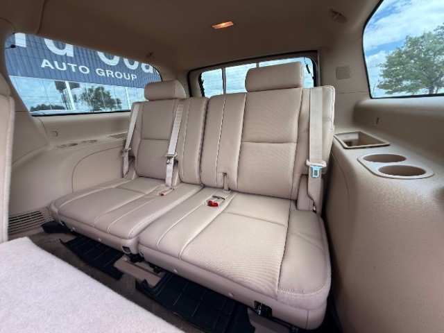 GMC Yukon XL Vehicle Full-screen Gallery Image 09