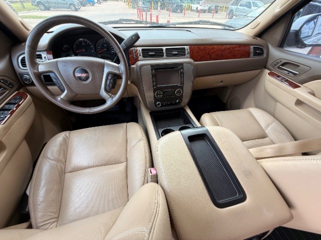 GMC Yukon XL Vehicle Full-screen Gallery Image 11