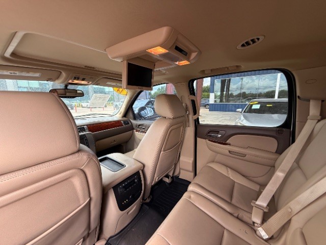GMC Yukon XL Vehicle Full-screen Gallery Image 12