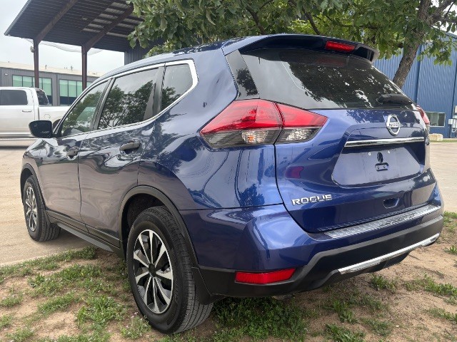 Nissan Rogue Vehicle Full-screen Gallery Image 02