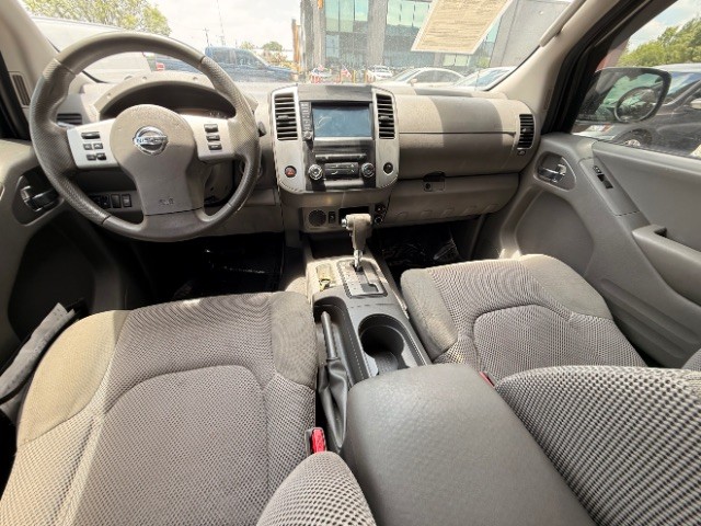 Nissan Frontier Vehicle Full-screen Gallery Image 09