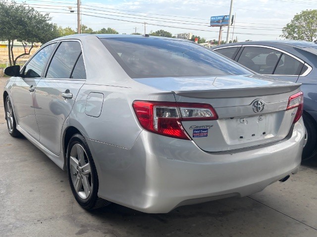 Toyota Camry Vehicle Full-screen Gallery Image 02