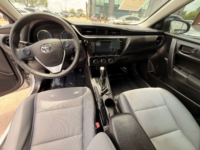 Toyota Corolla Vehicle Full-screen Gallery Image 09