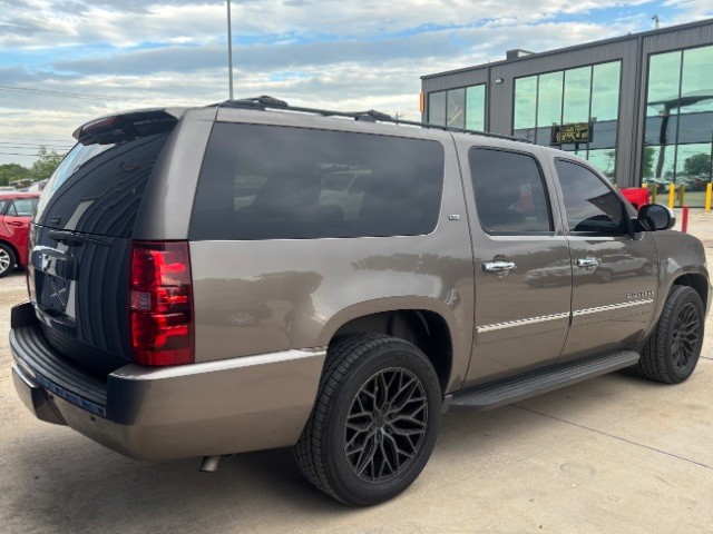 Chevrolet Suburban Vehicle Full-screen Gallery Image 02