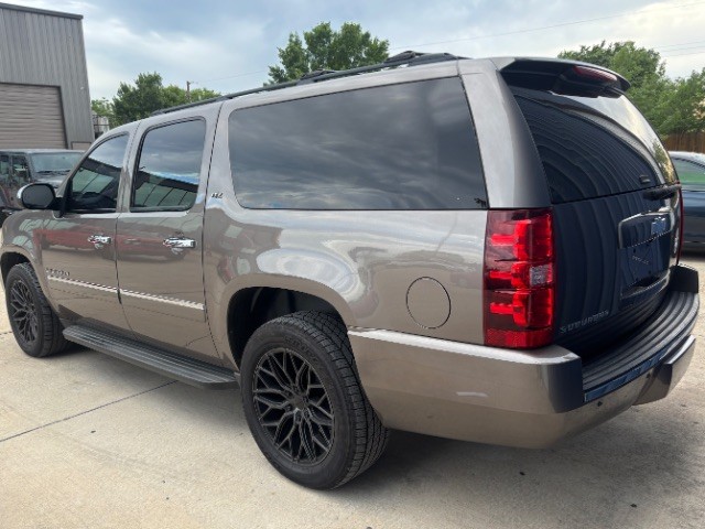 Chevrolet Suburban Vehicle Full-screen Gallery Image 03