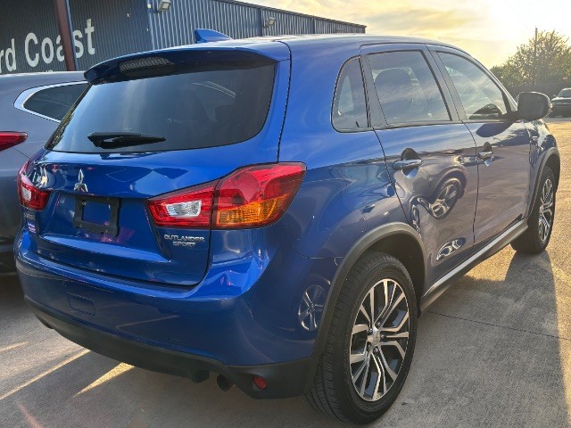 Mitsubishi Outlander Sport Vehicle Full-screen Gallery Image 04