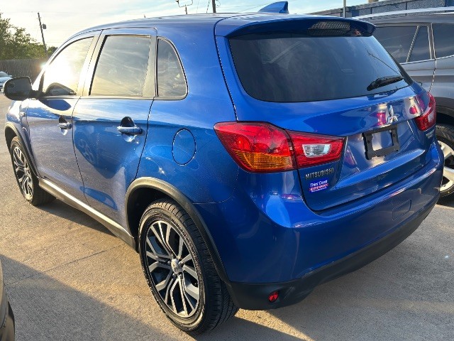 Mitsubishi Outlander Sport Vehicle Full-screen Gallery Image 05