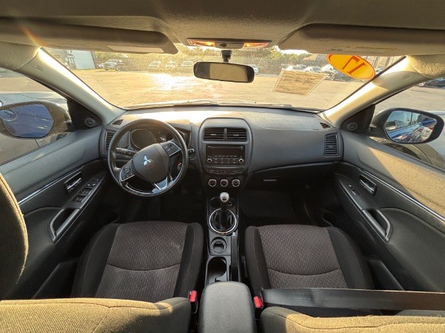 Mitsubishi Outlander Sport Vehicle Full-screen Gallery Image 08
