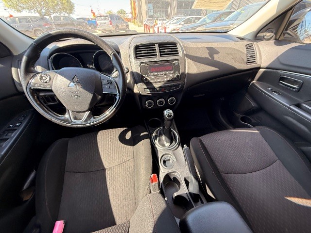 Mitsubishi Outlander Sport Vehicle Full-screen Gallery Image 10