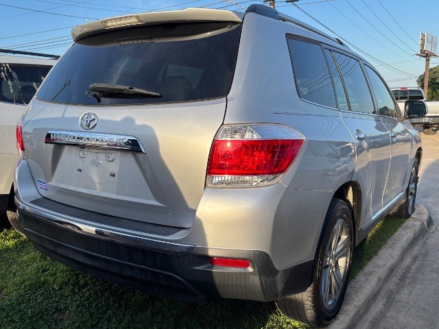 Toyota Highlander Vehicle Full-screen Gallery Image 03