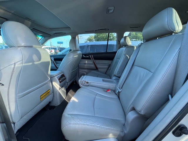 Toyota Highlander Vehicle Full-screen Gallery Image 06