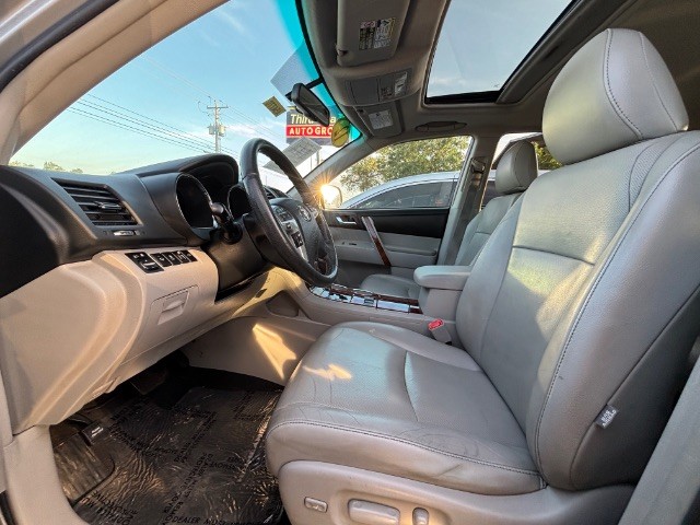 Toyota Highlander Vehicle Full-screen Gallery Image 07