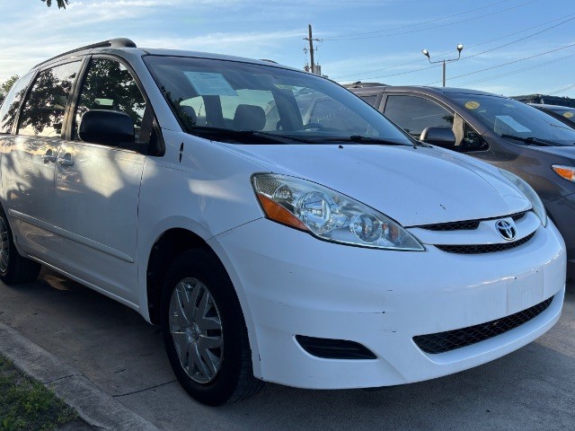 Toyota Sienna Vehicle Full-screen Gallery Image 02