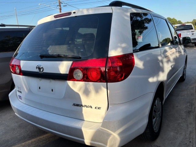 Toyota Sienna Vehicle Full-screen Gallery Image 03