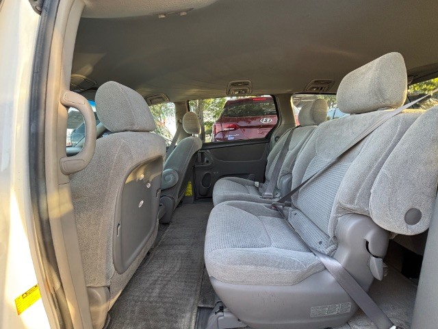 Toyota Sienna Vehicle Full-screen Gallery Image 06