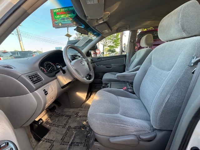 Toyota Sienna Vehicle Full-screen Gallery Image 07