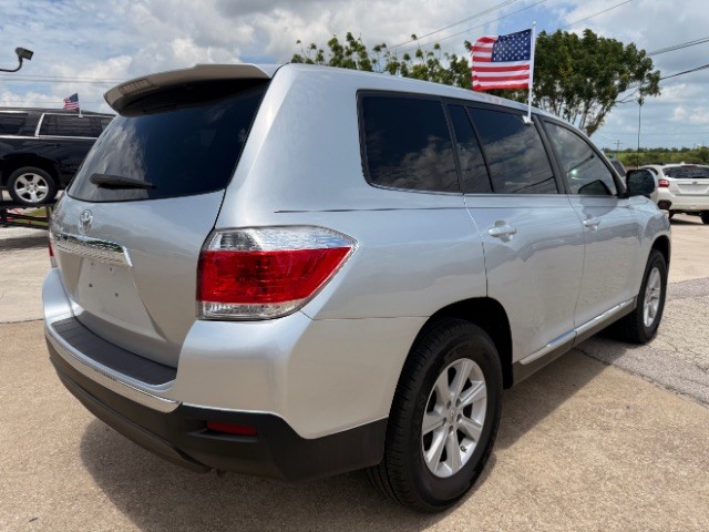 Toyota Highlander Vehicle Full-screen Gallery Image 03
