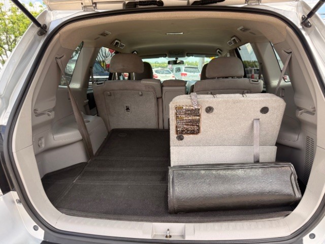 Toyota Highlander Vehicle Full-screen Gallery Image 06