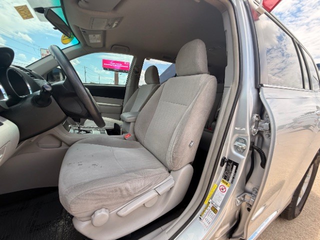Toyota Highlander Vehicle Full-screen Gallery Image 08