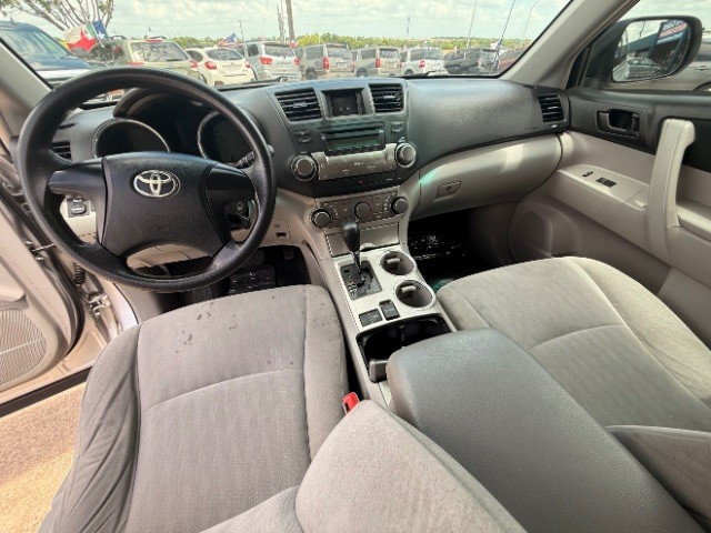Toyota Highlander Vehicle Full-screen Gallery Image 11