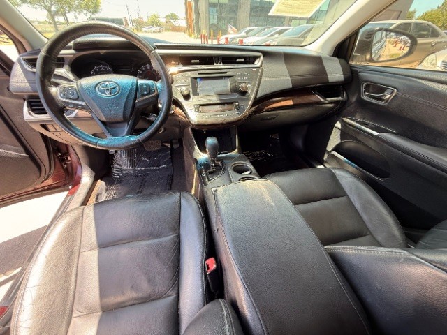 Toyota Avalon Vehicle Full-screen Gallery Image 09